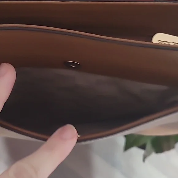 Michael Kors Crossbody Bag Tan Leather with Gold Metal Accents - Picture 9 of 10